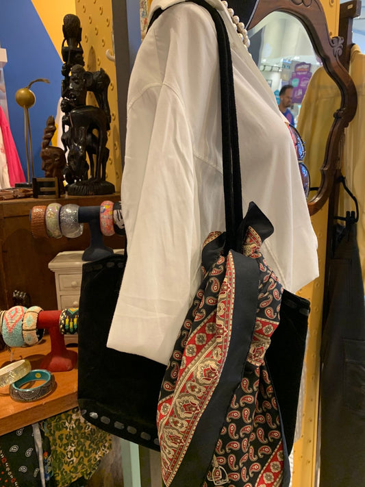 Bolsa preta camurça