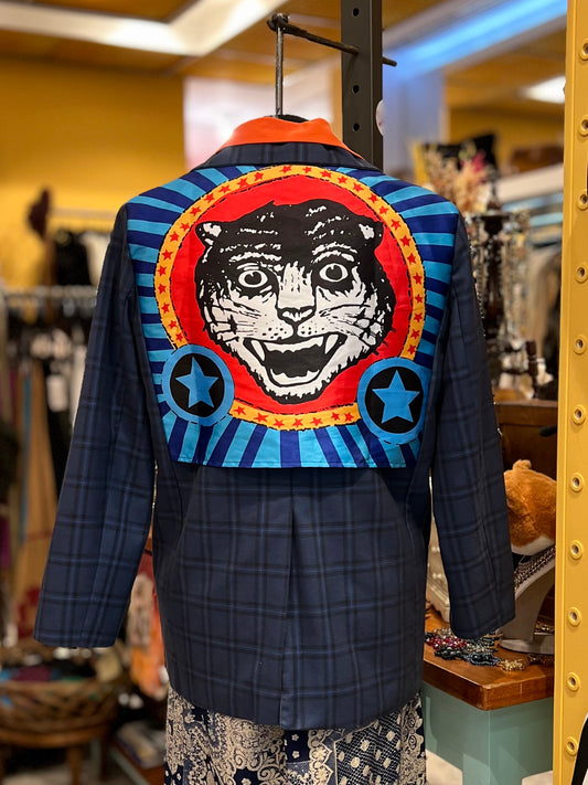 Blazer xadrez com estampa de tigre nas costas