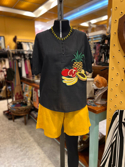 Blusa preta de linho com bordado de frutas