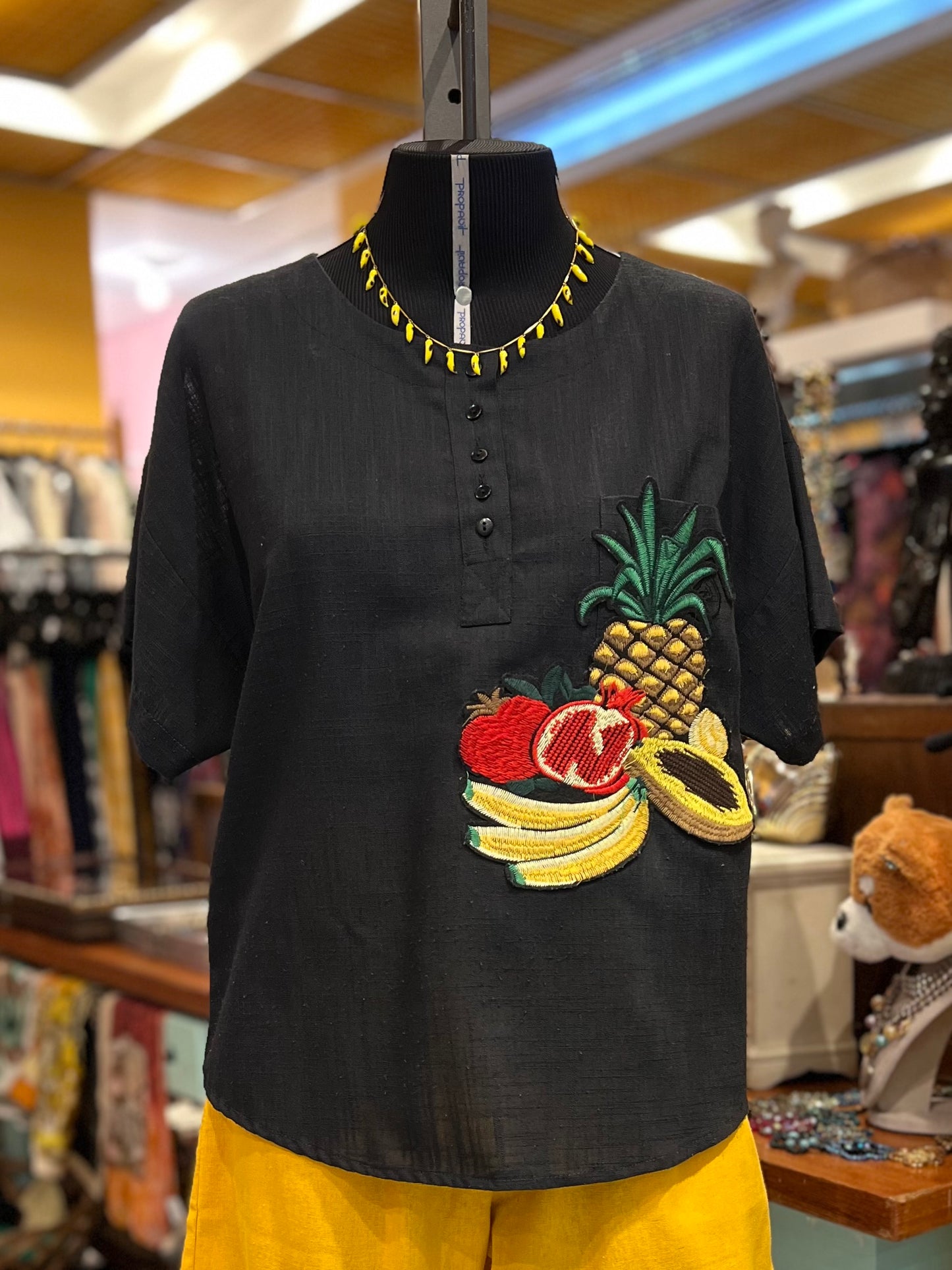 Blusa preta de linho com bordado de frutas