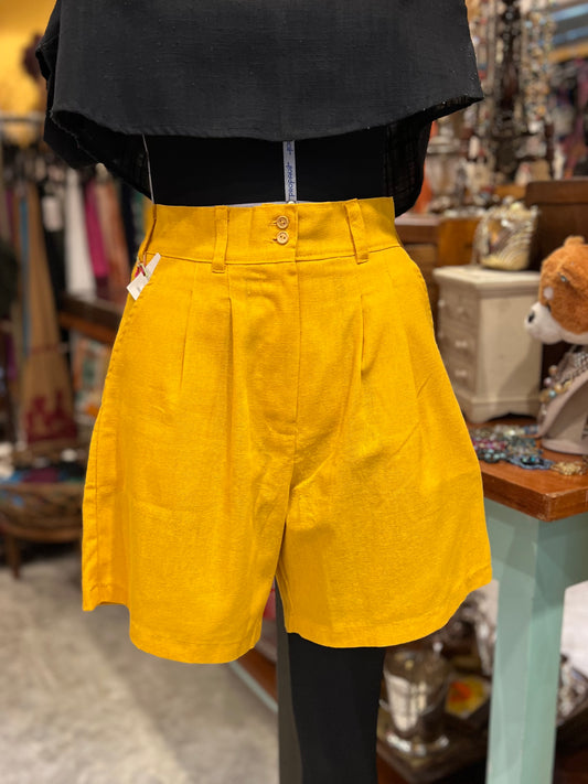 Shorts amarelo de linho