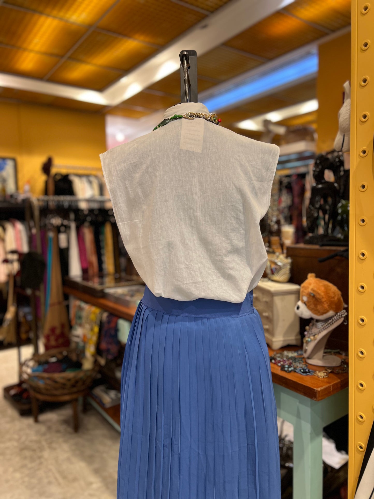 Blusa de botões com bordado sem mangas