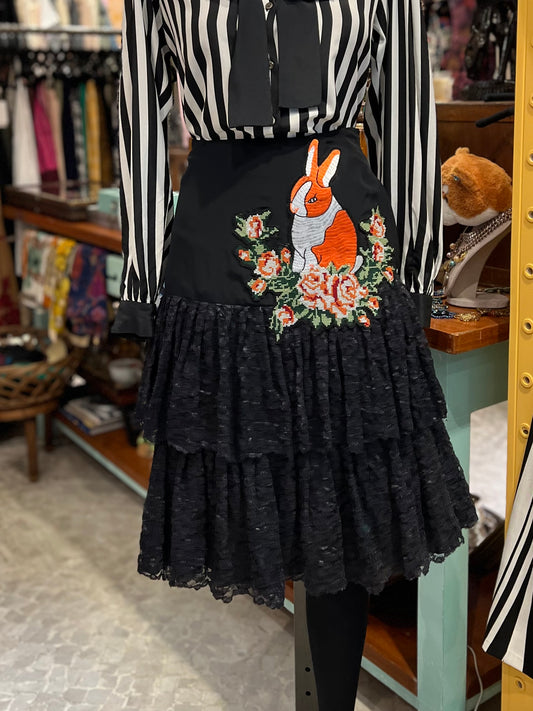 Saia preta de seda com renda e bordado de coelho