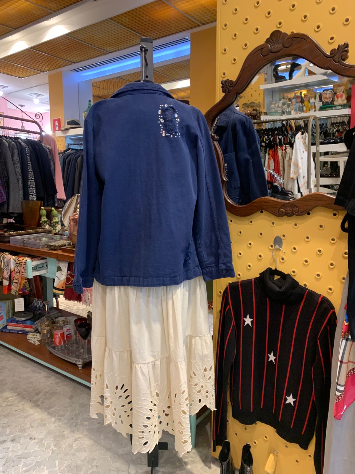 Jaqueta jeans com pedrarias