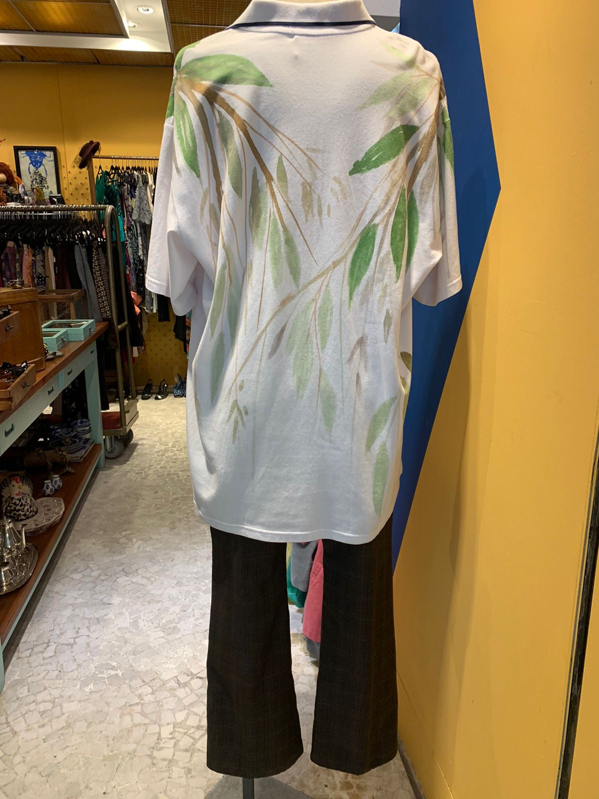 Camisa pintada a mão de pequeno produtor