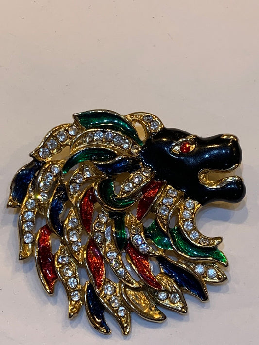 Broche leão cravejado