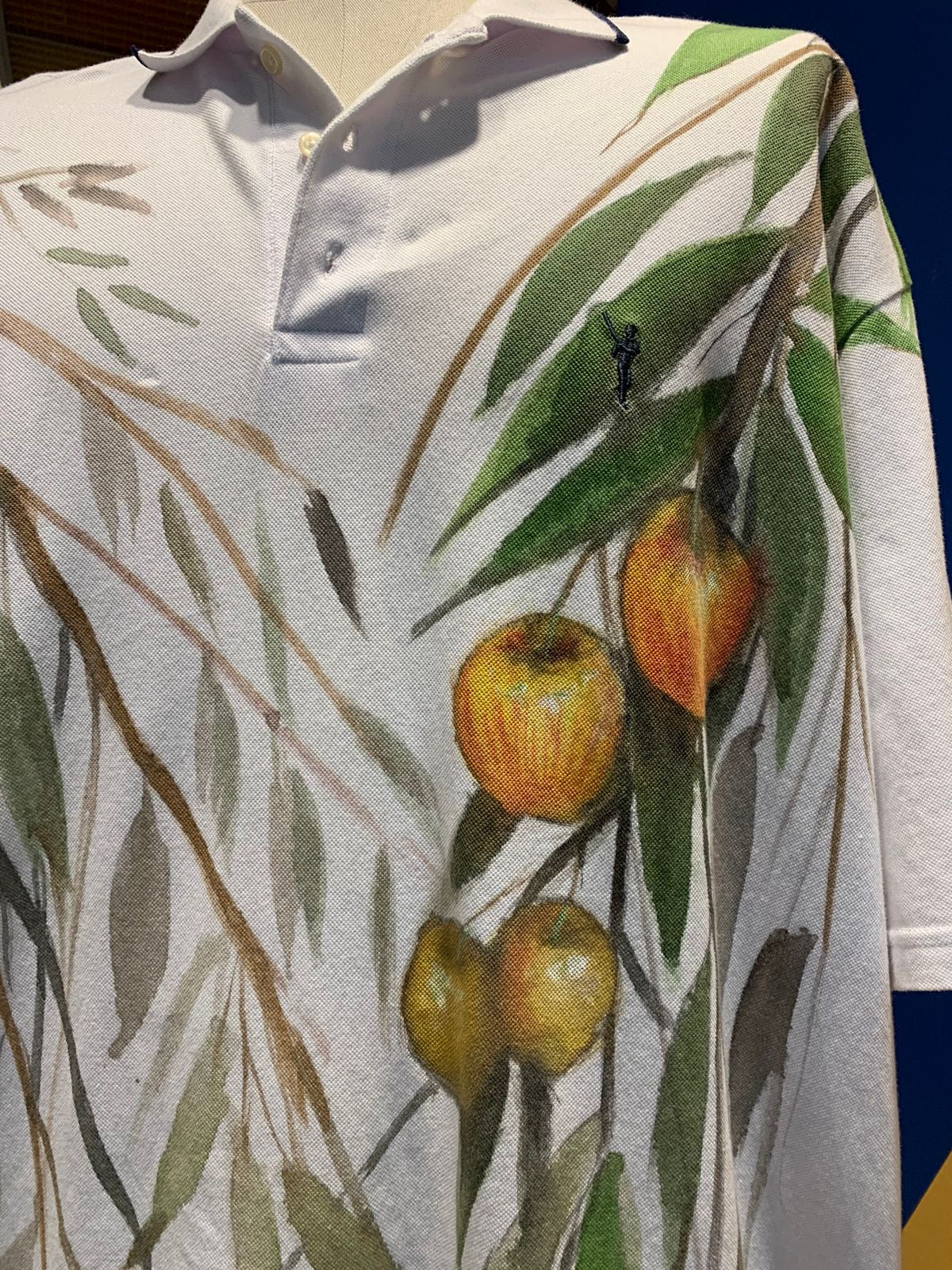 Camisa pintada a mão de pequeno produtor