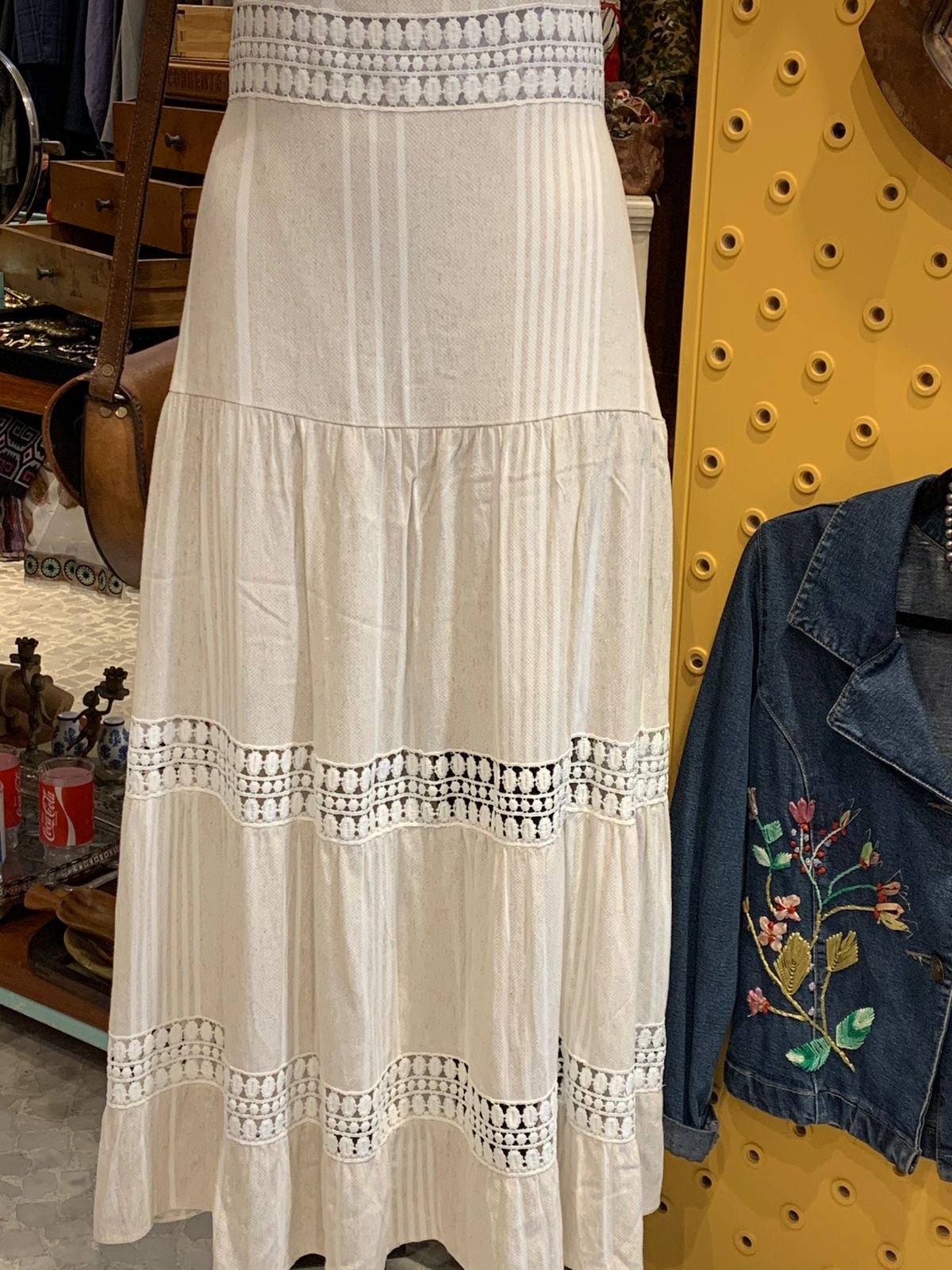 Vestido bege com listras brancas e renda