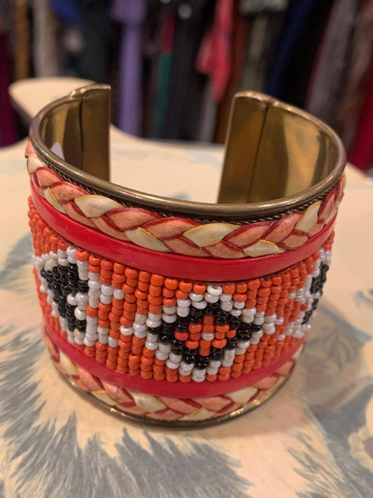 Pulseira grossa vazada  bordada com miçangas  vermelhas