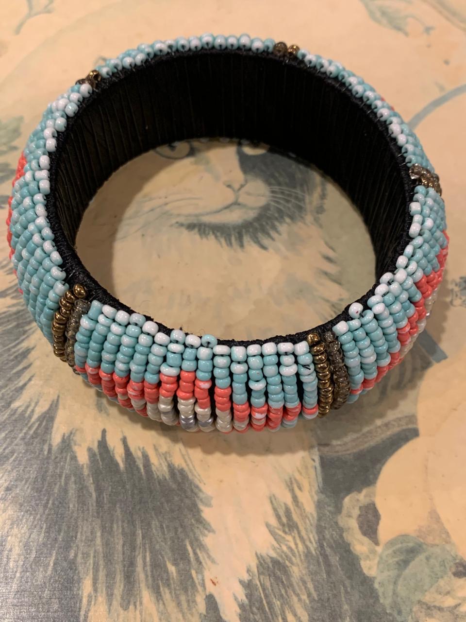 Pulseira em trama e missangas azul com rosa