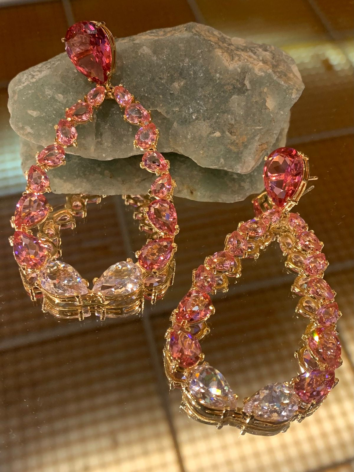 Brinco de cristais rosa em formato de gota banhado a outro 18k