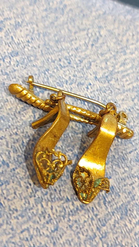 Broche dourado sapatinhos