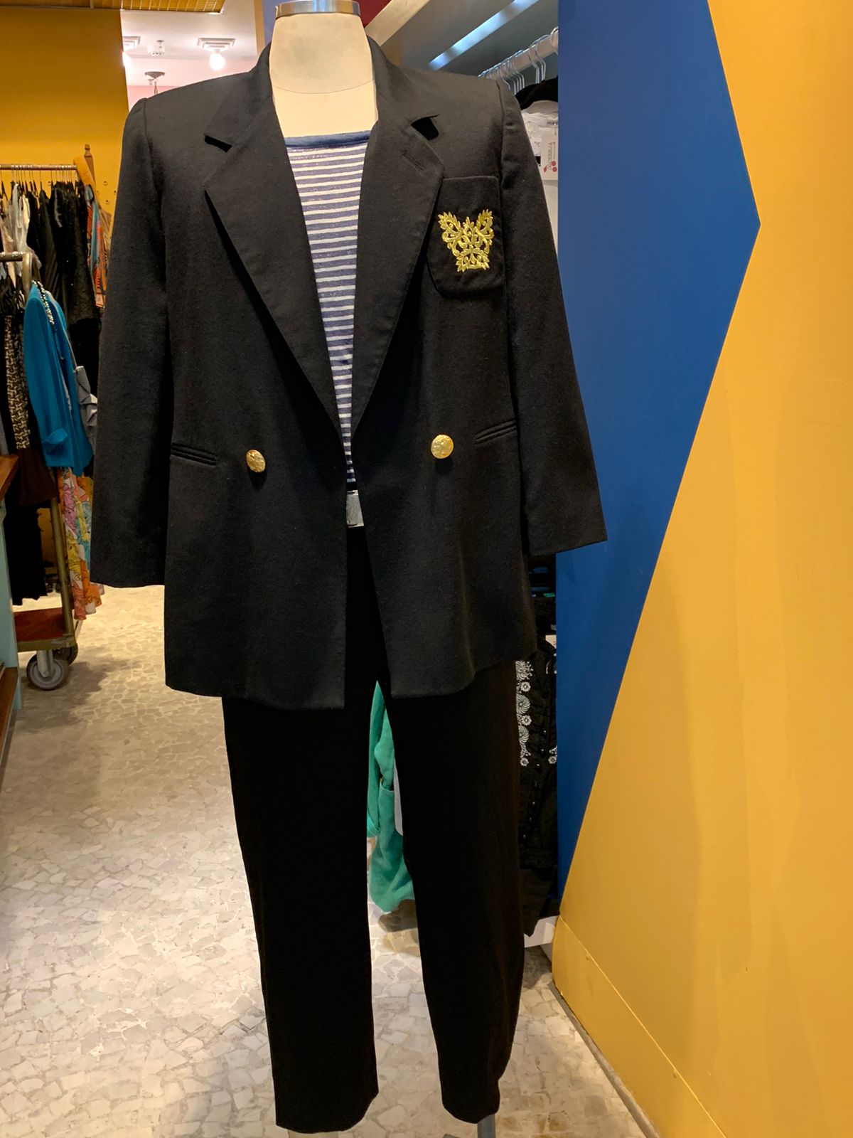 Blazer vintage com brasão dourado