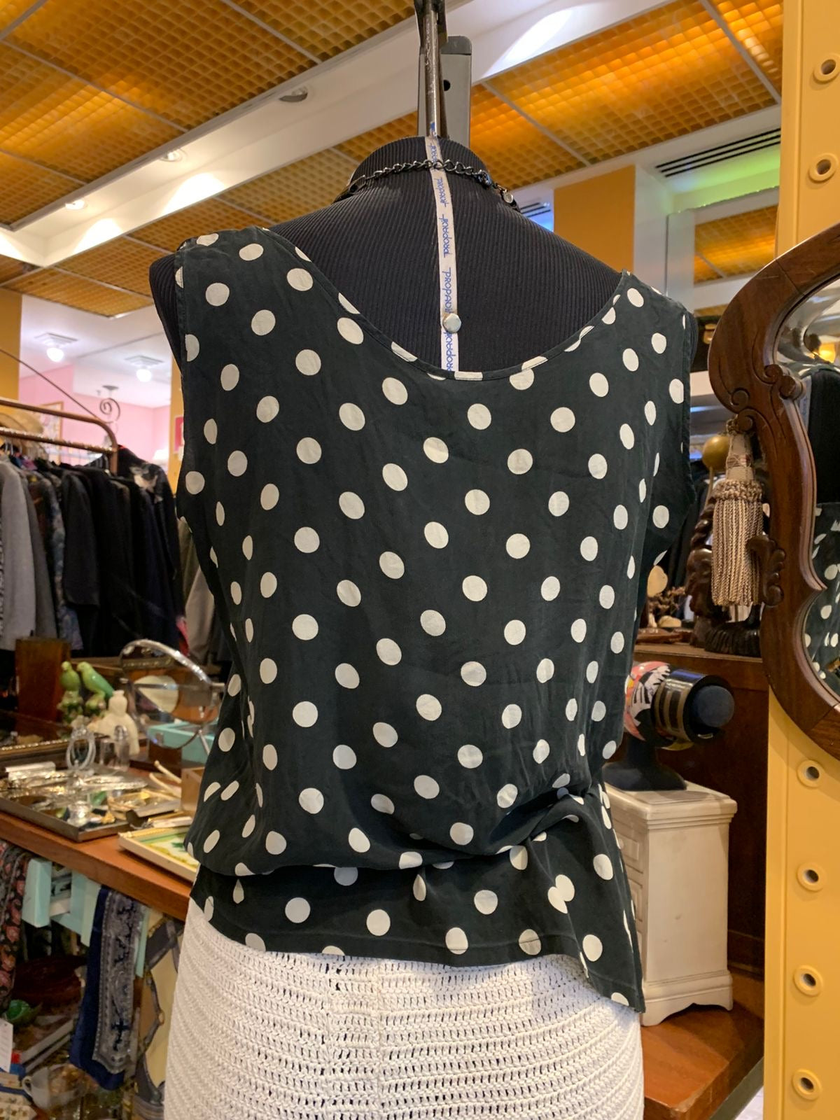 Blusa de seda poá
