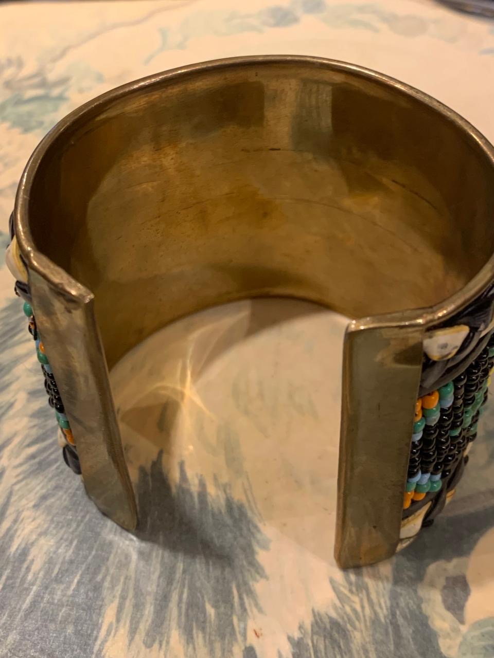 Pulseira grossa vazada bordada com miçangas pretas