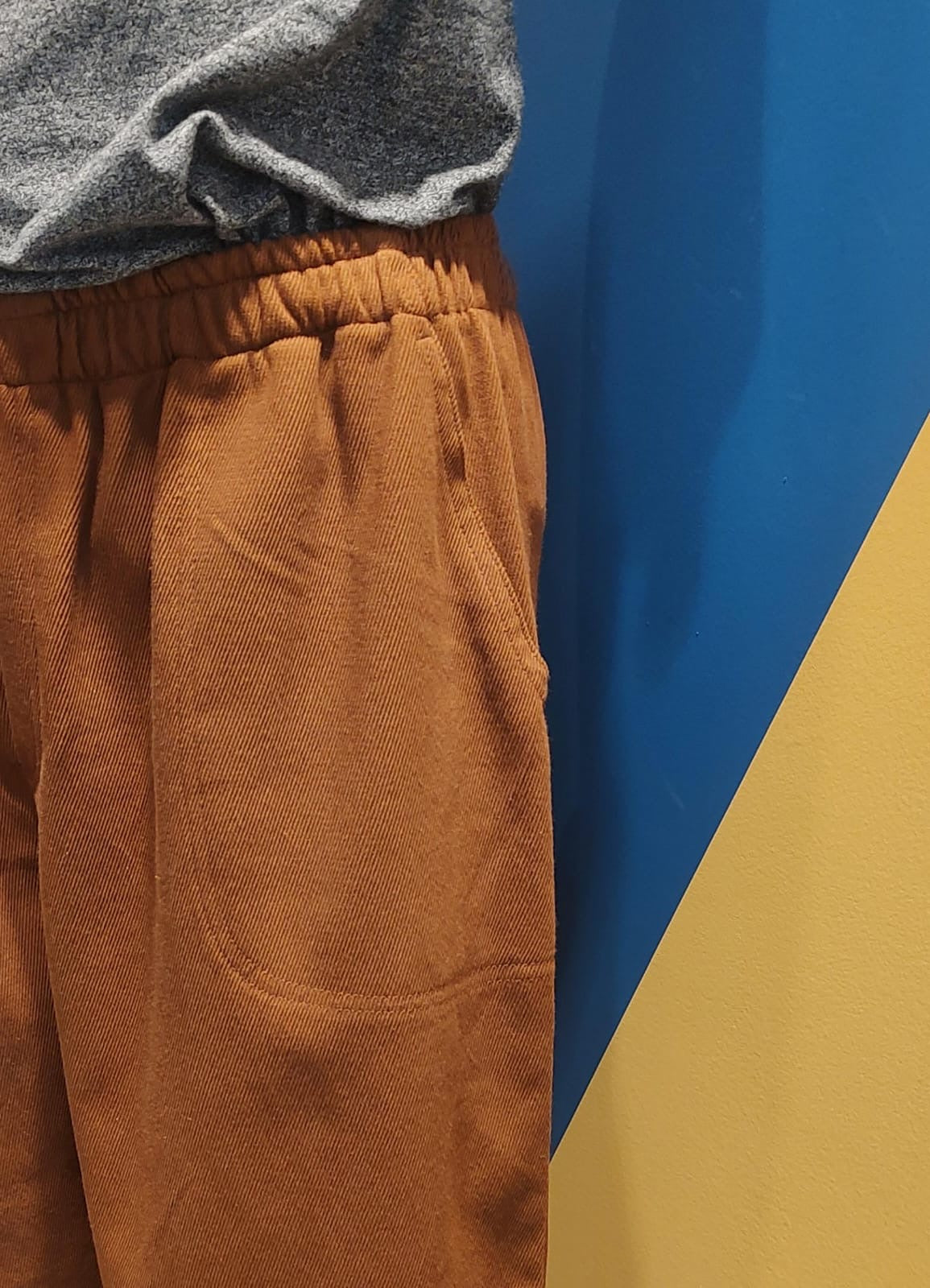 Calça marrom de pequeno produtor