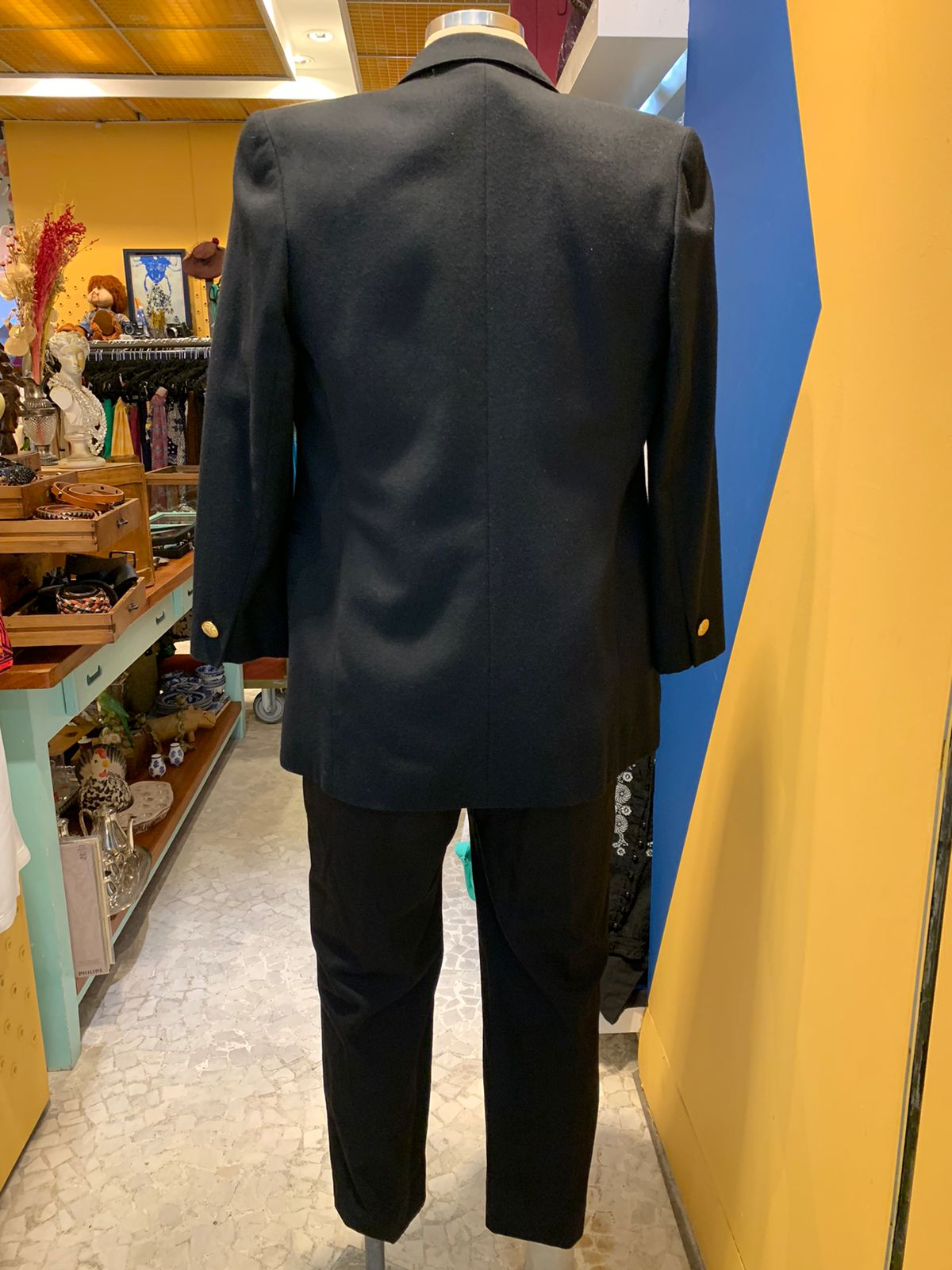 Blazer vintage com brasão dourado