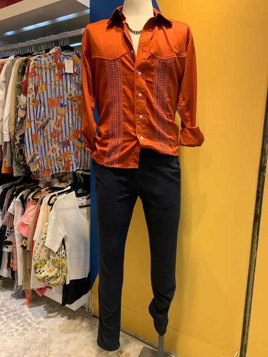 Camisa laranja queimado