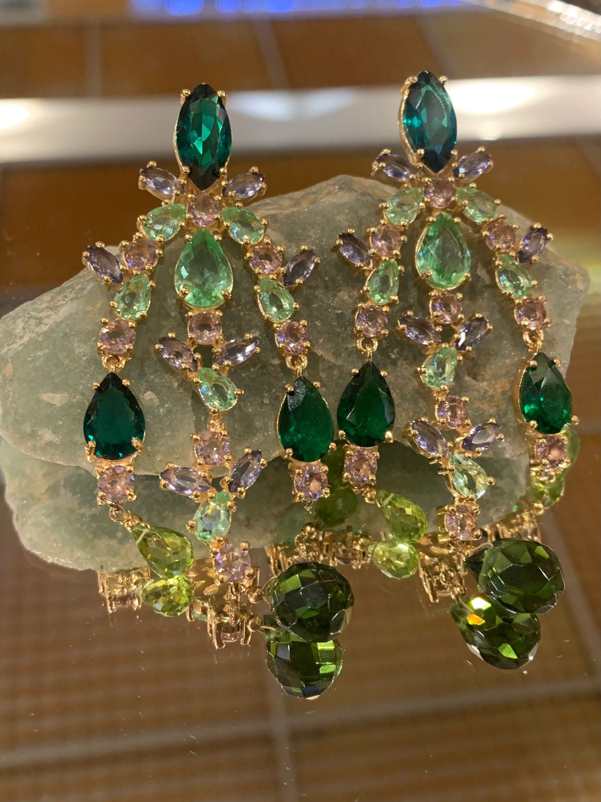 Brinco de cristais verdes banhado a ouro 24K