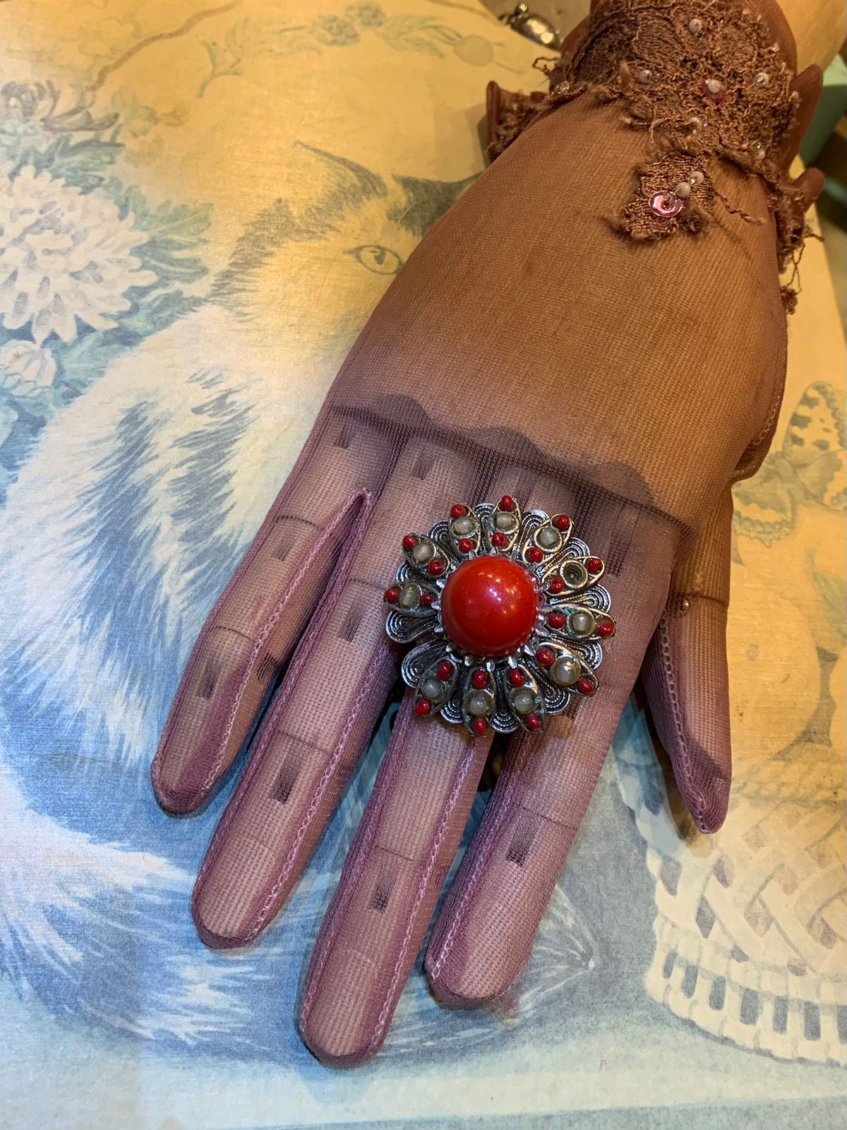 Anel ajustável upcycling com pedra vermelha e miçangas