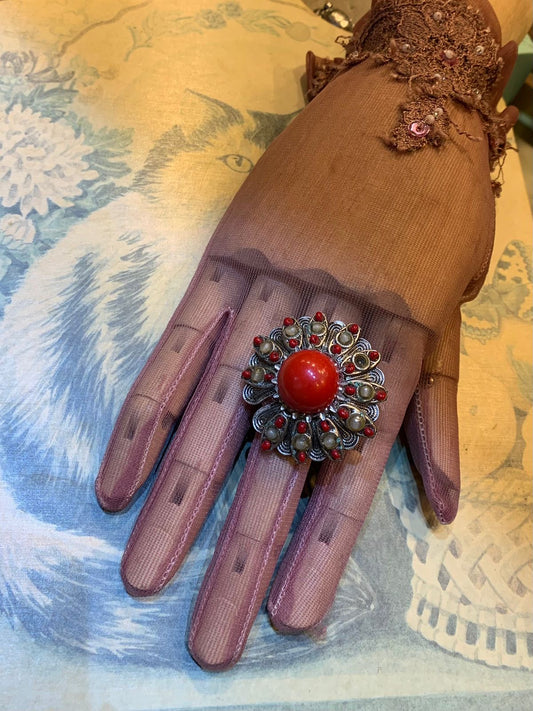 Anel ajustável upcycling com pedra vermelha e miçangas