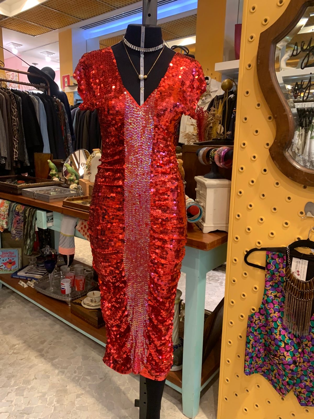 Vestido de paetê vermelho feito a mão