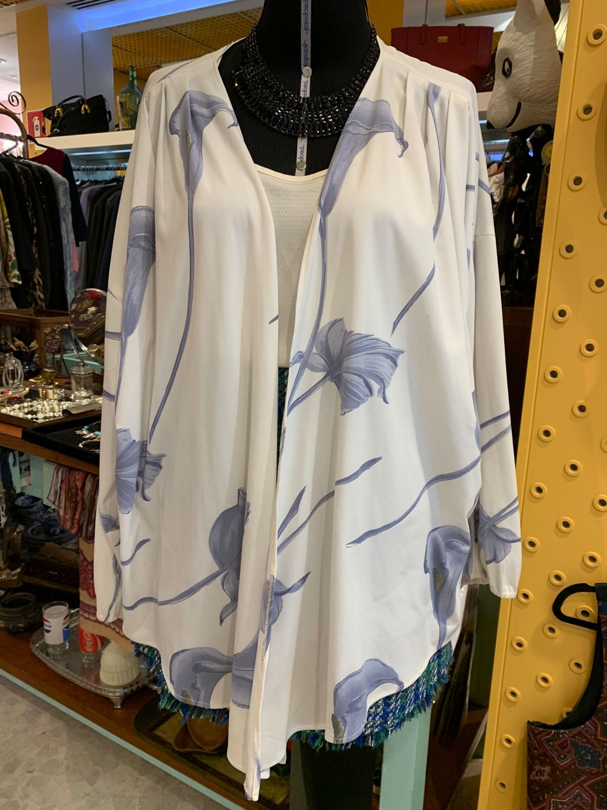 Kimono branco com detalhes em azul