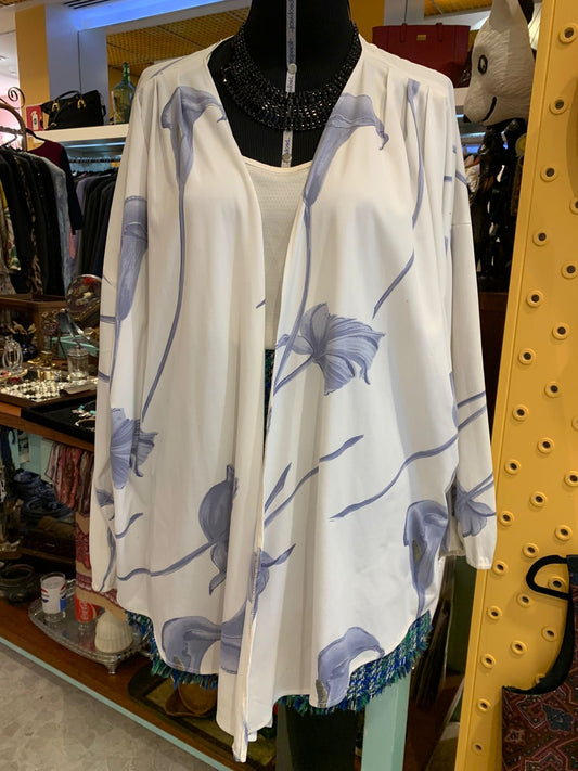 Kimono branco com detalhes em azul
