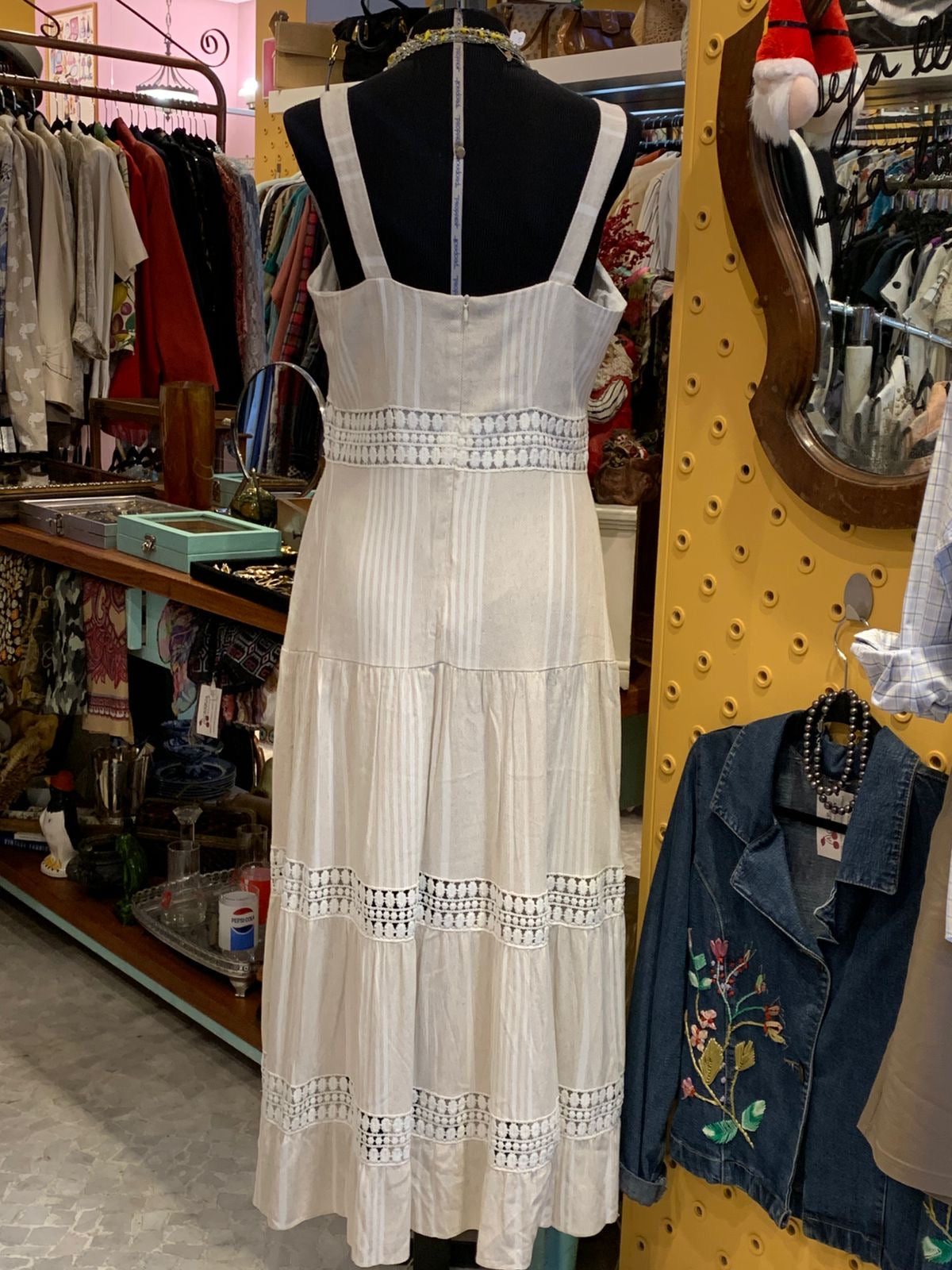 Vestido bege com listras brancas e renda