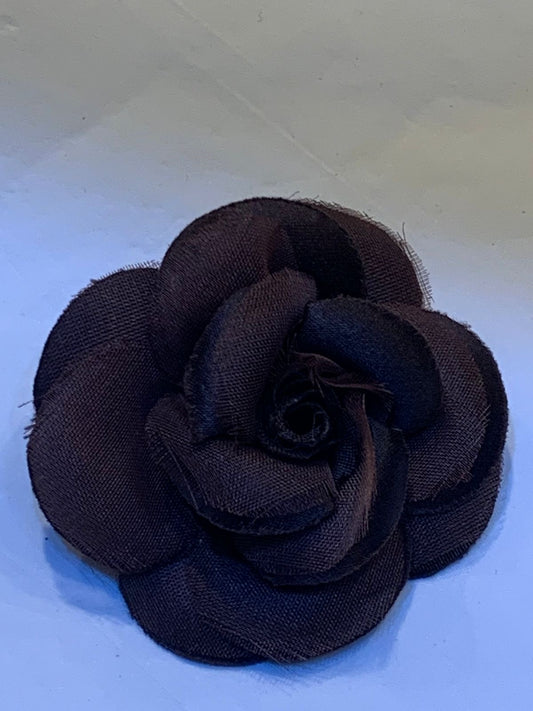 Broche flor preta