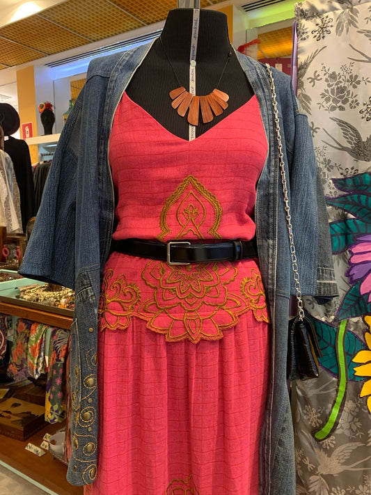Vestido de linho pink com bordados dourado