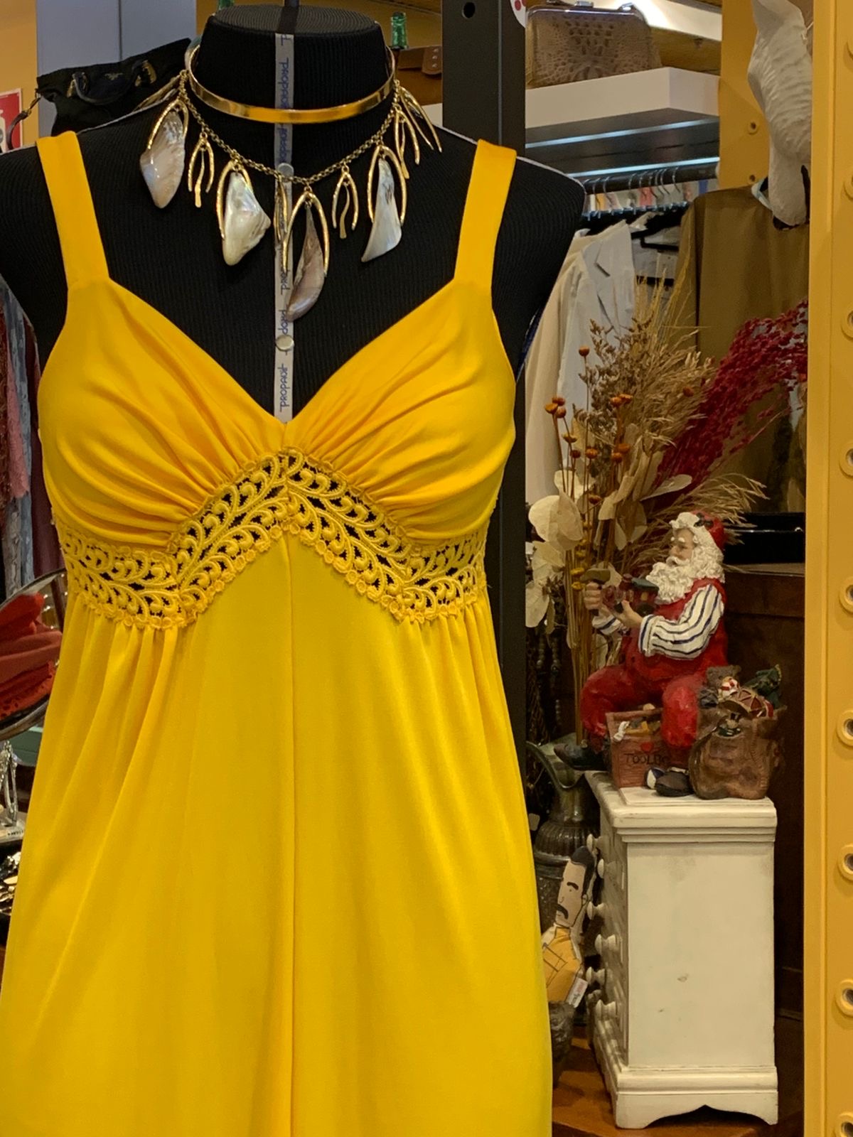 Colar dourado de pedras