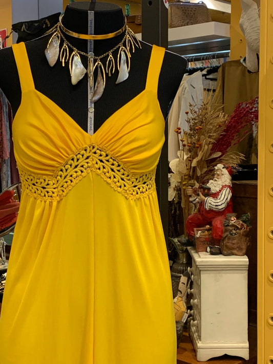 Colar dourado de pedras