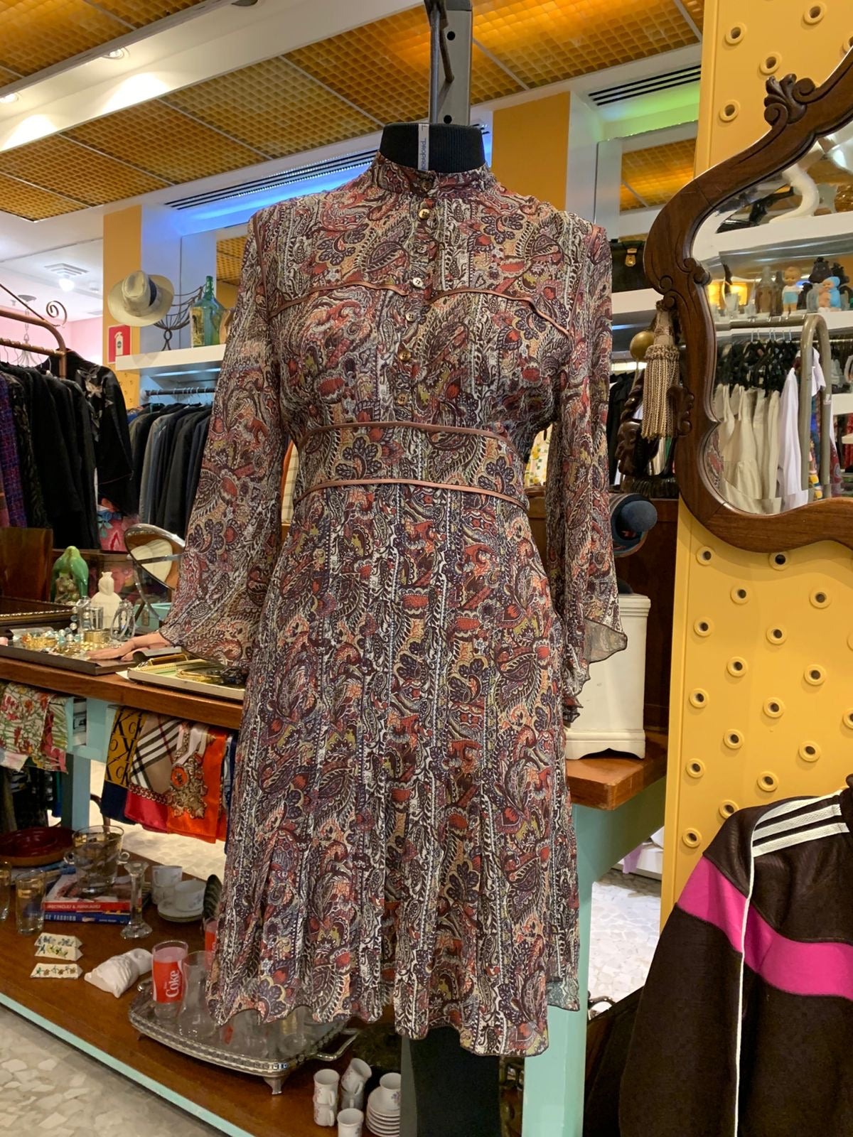 Vestido de seda marrom