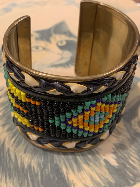 Pulseira grossa vazada bordada com miçangas pretas