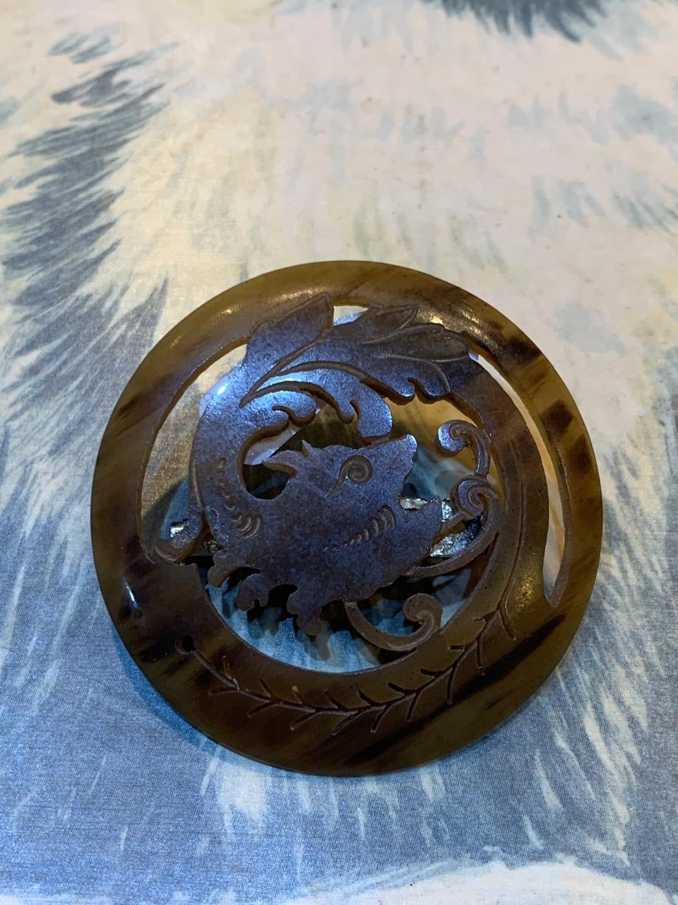 Broche chinês vintage esculpido em casca de tartaruga