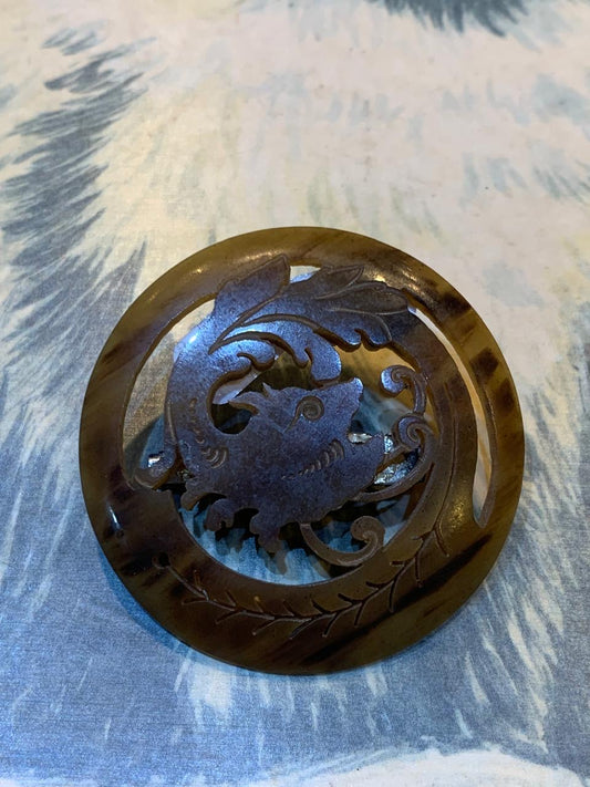 Broche chinês vintage esculpido em casca de tartaruga