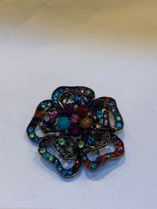 Broche flor cravejado de pedras coloridas