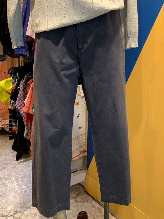calça cinza médio