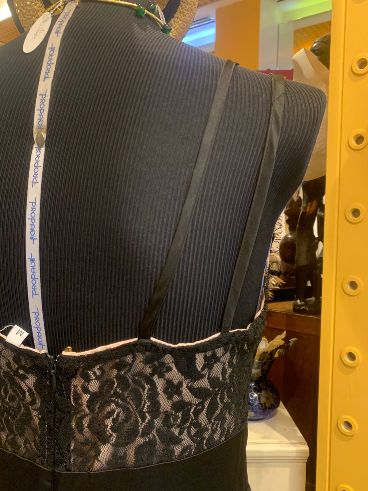 Vestido curto de renda preta