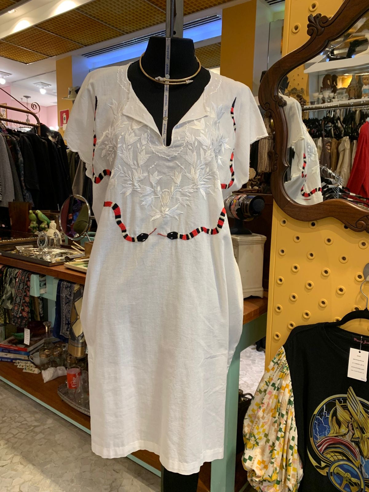 Vestido bordado a mão