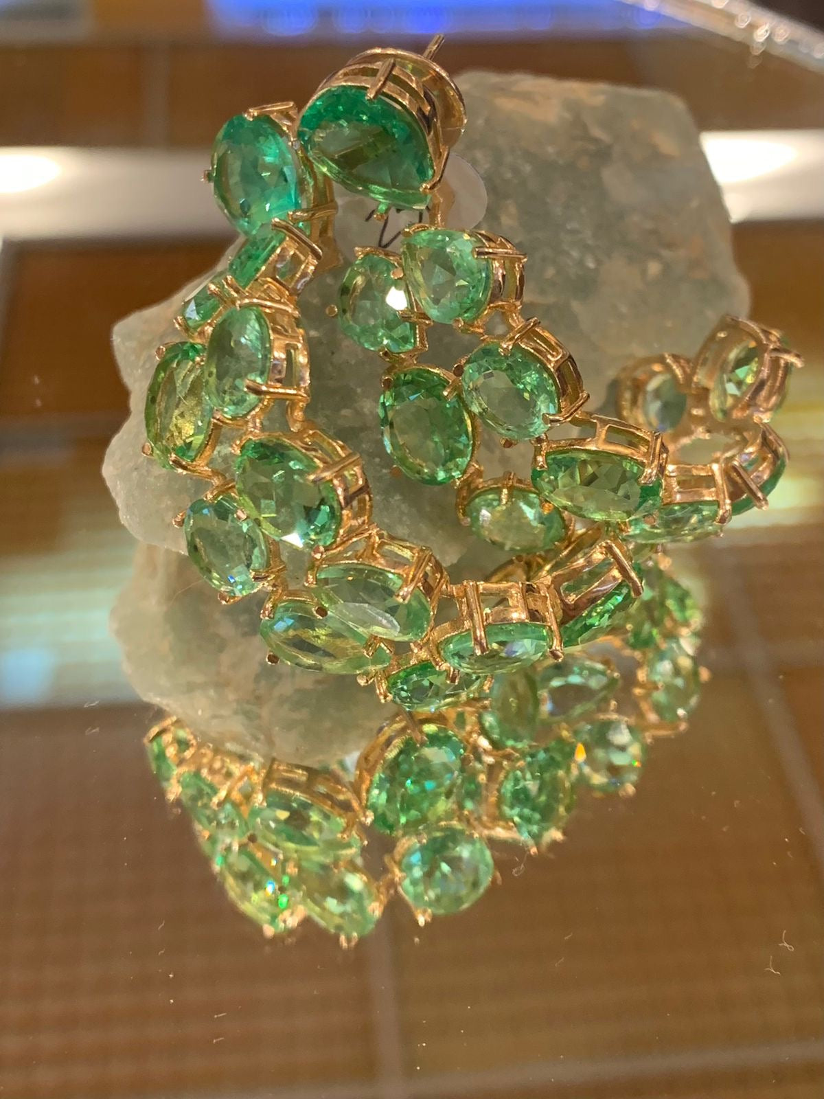 Argola de cristais verdes banhada a ouro 18k