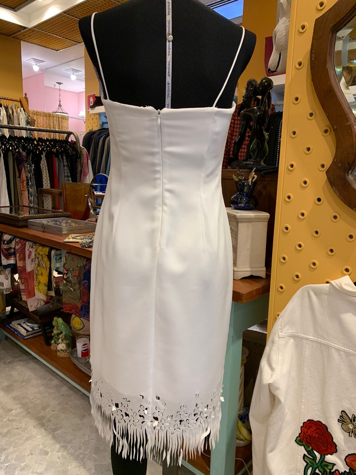 Vestido vintage branco com franja na barra