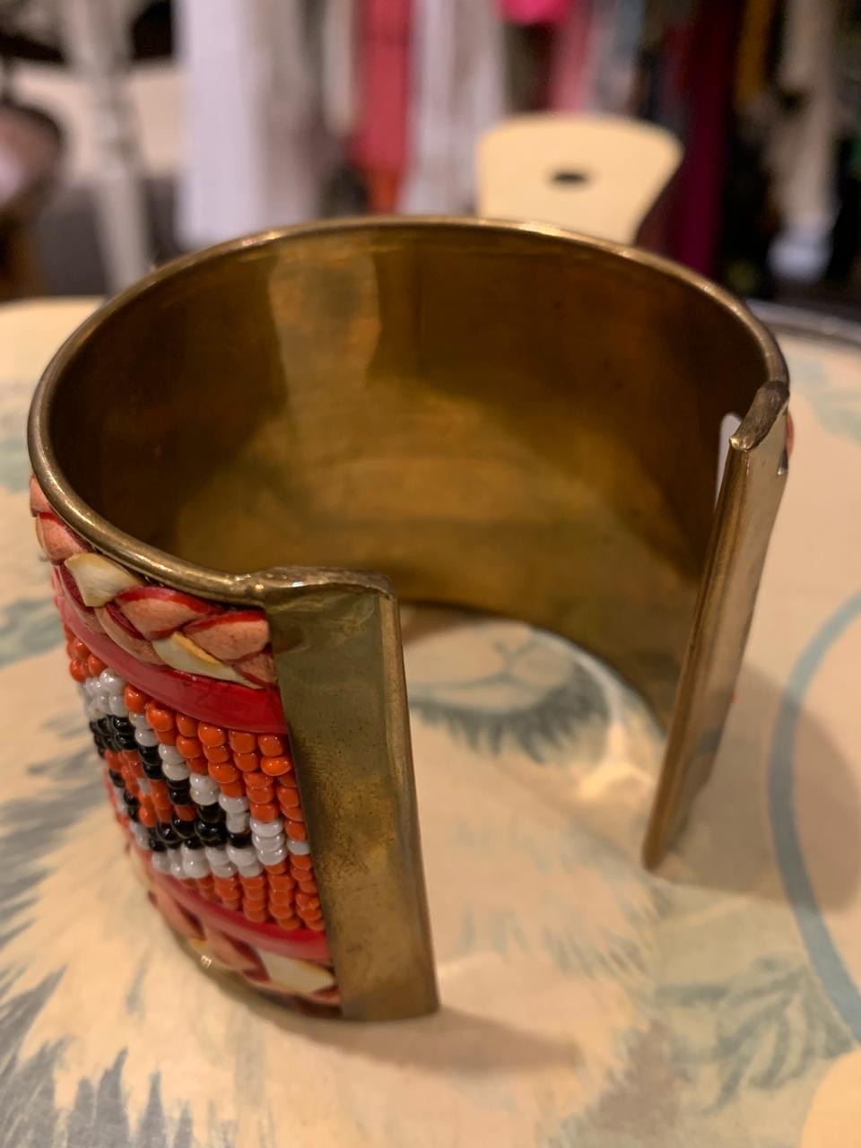 Pulseira grossa vazada  bordada com miçangas  vermelhas
