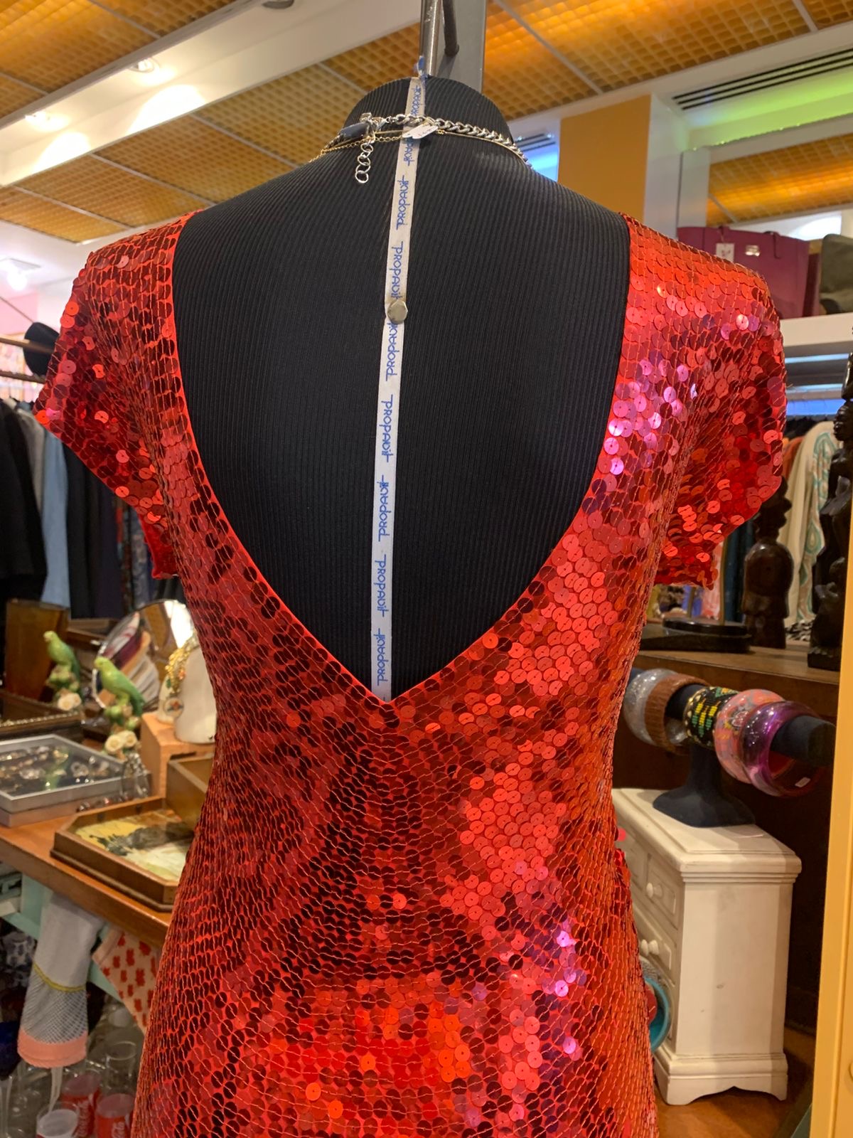 Vestido de paetê vermelho feito a mão