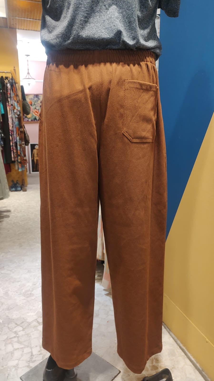 Calça marrom de pequeno produtor