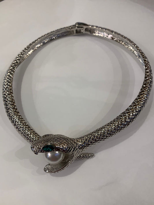 Chocker cobra prata com pérola